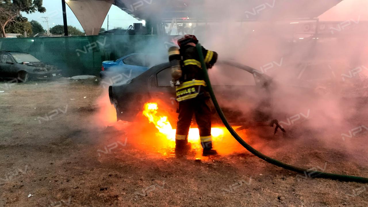 Tres vehículos destruidos por incendio en corralón de San José camino a El Colomo