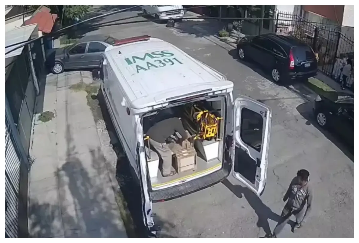 Uso indebido de ambulancia del IMSS para transporte de materiales en el Edomex