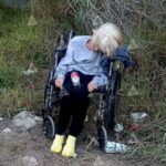 ¡Abandonada en el frío! Mujer mayor dejada en silla de ruedas en carretera de Matamoros