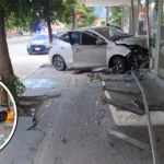 ¡Por poco! Auto colisiona con un banco en el corazón de Guasave