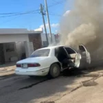 ¡Vehículo en llamas en Villas del Río, Culiacán! Acaba de salir del taller.