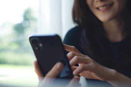 A partir del viernes, los usuarios de celular en México deberán vincular sus teléfonos a una identificación oficial