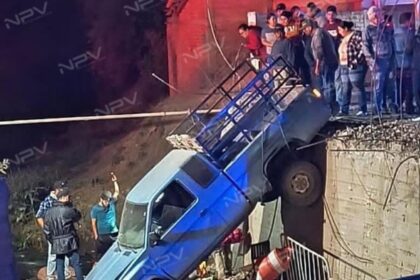 Accidente: Vehículo cae en canal de Mascota