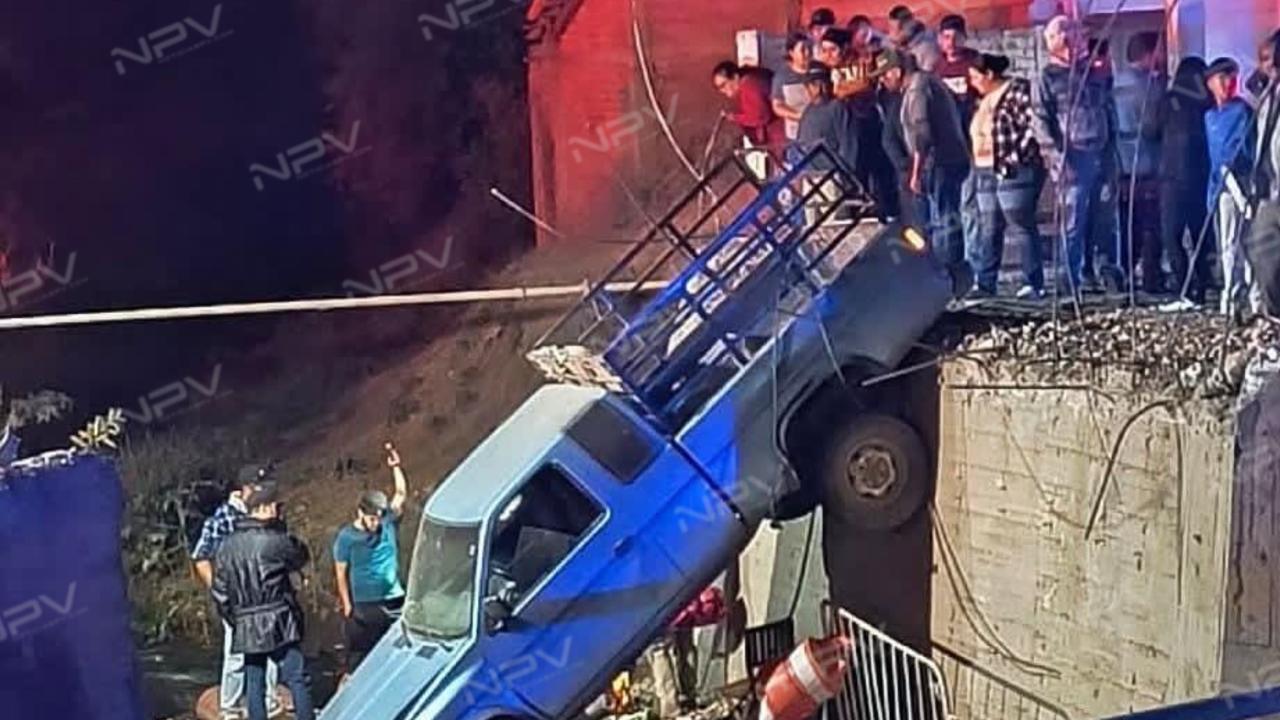 Accidente: Vehículo cae en canal de Mascota
