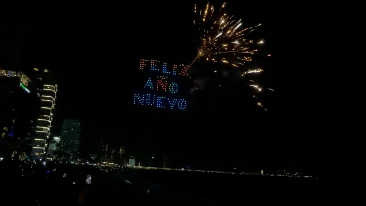 Celebra Mazatlán la llegada del 2026 con drones y pirotecnia desde el Malecón