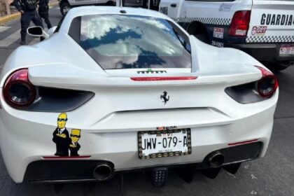 Detenida empleada de Jalisco por entregar placas a Ferrari robado en Estados Unidos.
