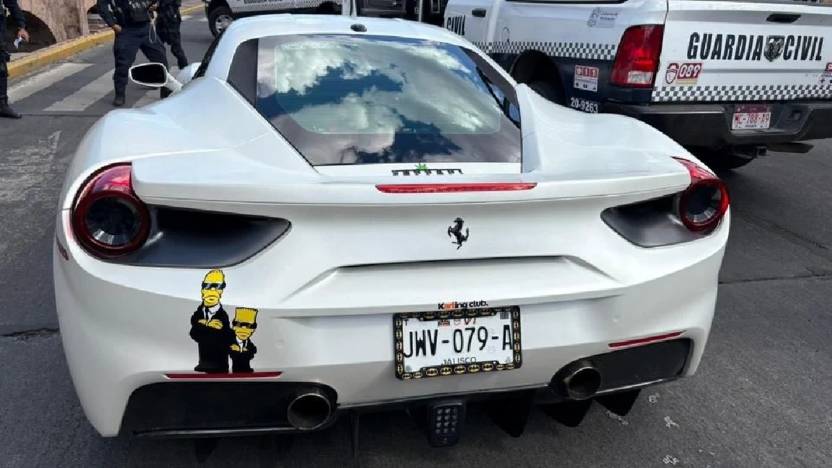 Detenida empleada de Jalisco por entregar placas a Ferrari robado en Estados Unidos.