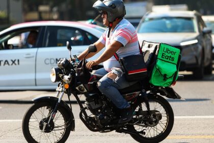 El mercado laboral formal de México luchó en 2025, ¡pero el trabajo por encargo salvó el día!