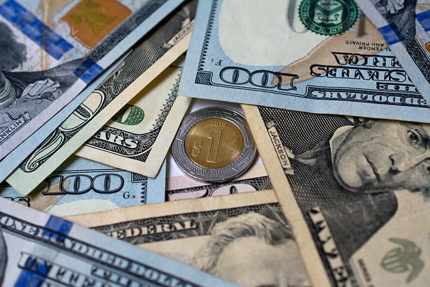 El peso cae por debajo de 17.5 frente al dólar estadounidense, alcanzando su nivel más sólido desde 2024