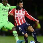 Gol tardío le da a Chivas una victoria clave para seguir en la cima de la Liga MX