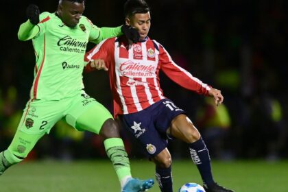 Gol tardío le da a Chivas una victoria clave para seguir en la cima de la Liga MX
