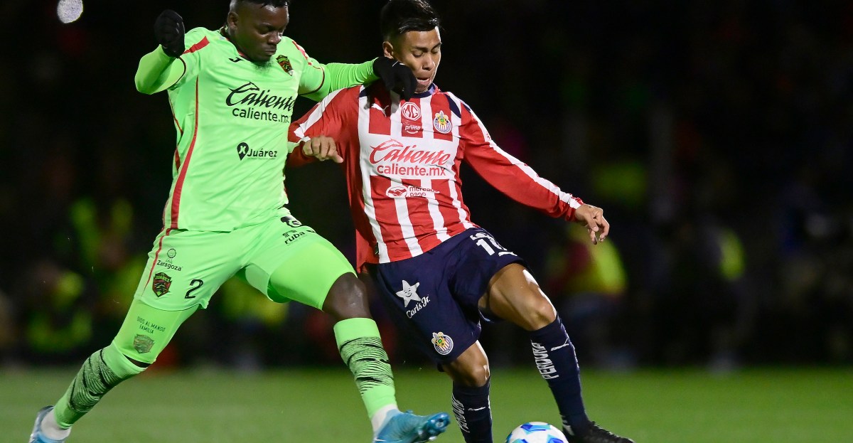 Gol tardío le da a Chivas una victoria clave para seguir en la cima de la Liga MX