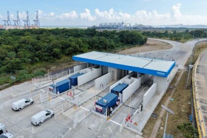 Las exportaciones de México en 2025 alcanzan un récord histórico, generando el primer superávit comercial en 4 años.