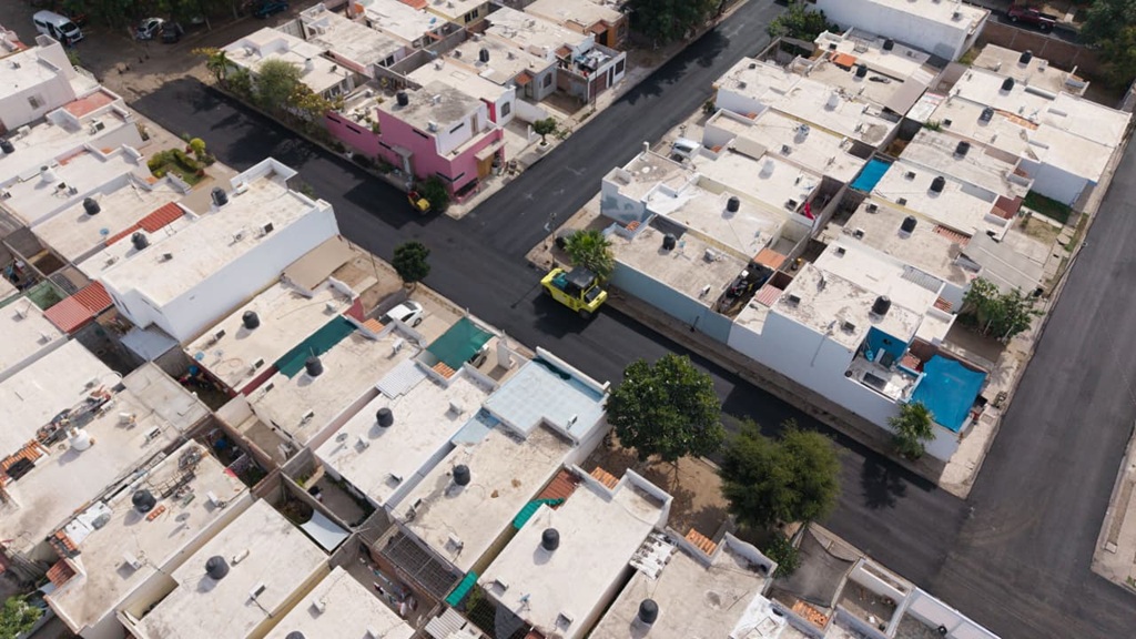 Mejora la seguridad y accesibilidad de las calles: avances en el reasfaltado urbano de Culiacán