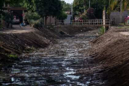 Mejoran la limpieza de arroyos y canales en Culiacán antes de la temporada de lluvias.