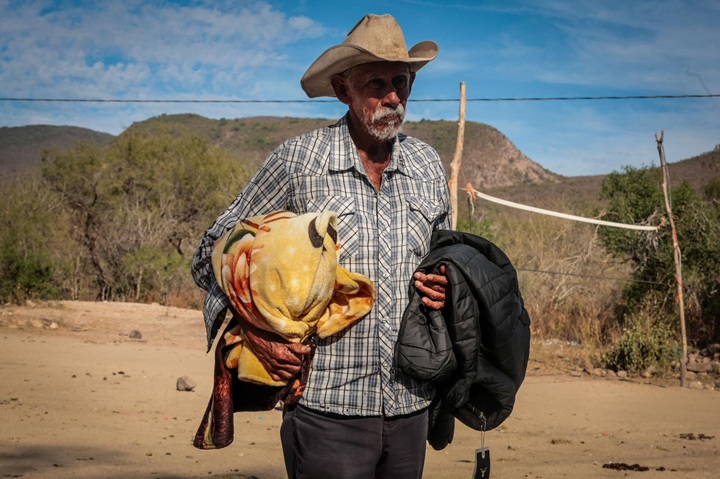 SEBIDES continúa brindando ayuda invernal a comunidades serranas de El Fuerte