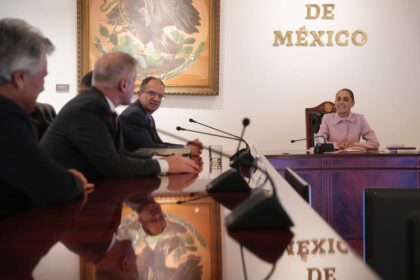 Acuerdo con Moderna permitirá a México fabricar vacunas de ARNm