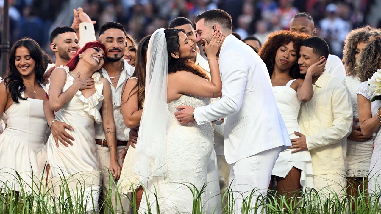 Bad Bunny provoca amor desenfrenado: Matrimonio real en el espectáculo del Super Bowl LX.