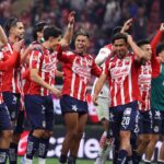 Chivas gana el Superclásico sobre América y se mantiene en la cima de la Liga MX