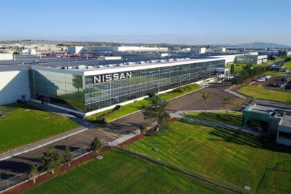 Fabricantes de automóviles chinos BYD y Geely compiten por la planta cerrada de Nissan en Aguascalientes, México.