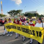 Familias exigen reubicación de 2 escuelas cerca de la refinería de Dos Bocas debido a contaminación y ruido