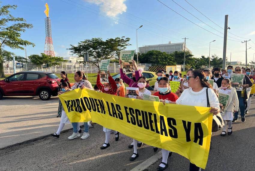 Familias exigen reubicación de 2 escuelas cerca de la refinería de Dos Bocas debido a contaminación y ruido