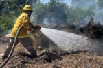 Grave incendio en pastizal pone en peligro una casa en Mezcales