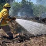 Grave incendio en pastizal pone en peligro una casa en Mezcales