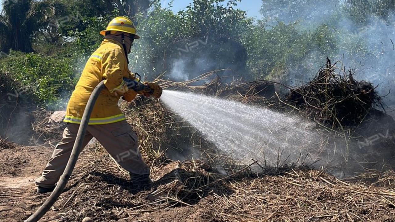 Grave incendio en pastizal pone en peligro una casa en Mezcales