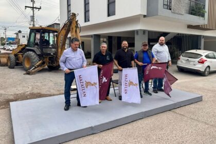 Los residentes de Francisco Villa celebran el inicio de la pavimentación en Mazatlán