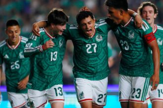 México avanza con una victoria 4-0 sobre Islandia rumbo a la Copa del Mundo.