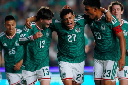México avanza con una victoria 4-0 sobre Islandia rumbo a la Copa del Mundo.