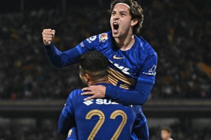 Pumas aplastan a Santos para obtener su primera victoria en casa del 2026