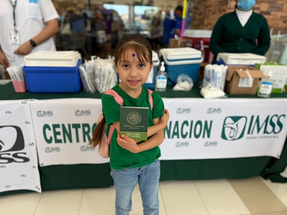 Vacunación contra el sarampión: familias visitan macrocentros en Sinaloa