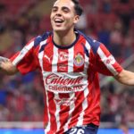 Chivas arrasa con León para regresar al primer lugar de la Liga MX