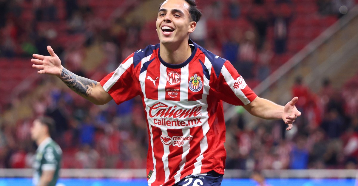 Chivas arrasa con León para regresar al primer lugar de la Liga MX