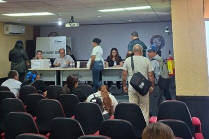 Empleados de la UAdeO desafían intento de cancelación de elecciones y llevan a cabo votación sindical en Mazatlán con presencia notarial