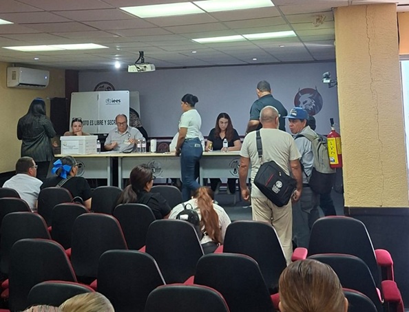 Empleados de la UAdeO desafían intento de cancelación de elecciones y llevan a cabo votación sindical en Mazatlán con presencia notarial