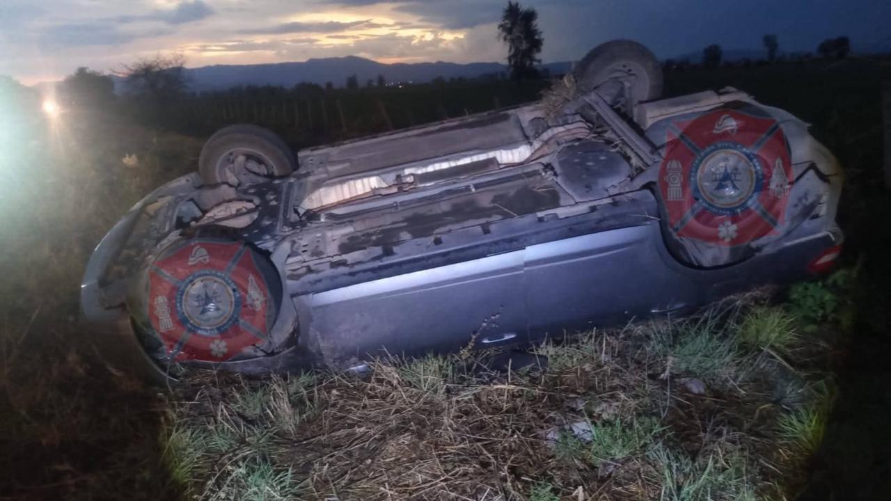 Encuentran auto volcado y desatendido en Magdalena