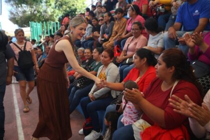 Entrega Presidenta Estrella Palacios apoyos PROBEC a niños y niñas en la ciudad