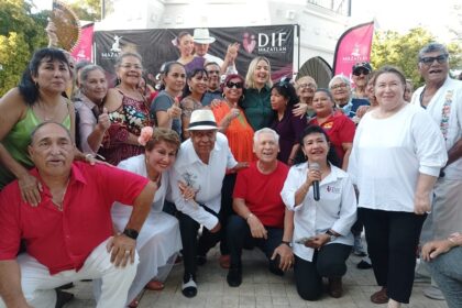 Estrella Palacios brilla con su danzón y alegra la Plazuela Zaragoza