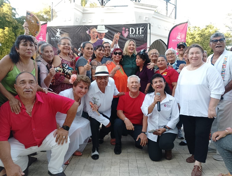 Estrella Palacios brilla con su danzón y alegra la Plazuela Zaragoza