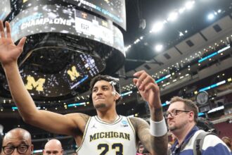 Las semifinales se definen mientras UConn sorprende a Duke para unirse a Illinois, Arizona y Michigan.