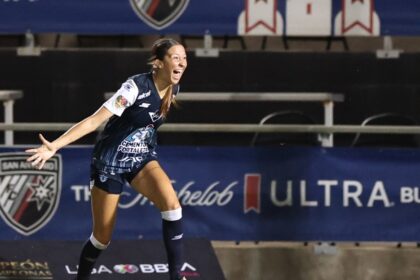 Nina Nicosia: Cómo un nuevo par de botines reavivó su carrera de fútbol y la llevó a hacer historia con Pachuca Femenil