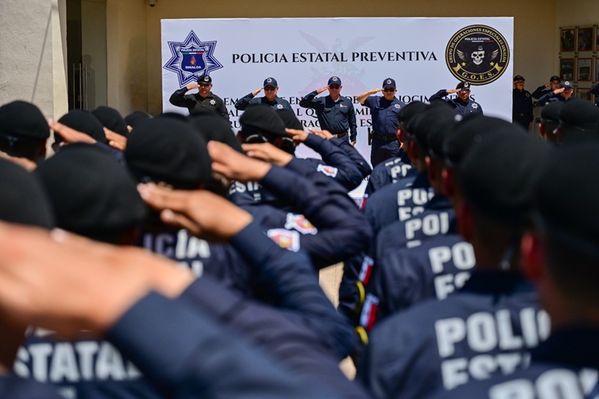 46 policías estatales de Sinaloa reciben certificados y premios al completar su formación en el GOES