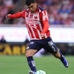 Chivas aplasta a Puebla para mantenerse en primer lugar