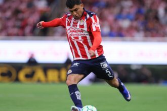 Chivas aplasta a Puebla para mantenerse en primer lugar