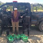 Detienen a individuo con drogas al intentar escapar de la policía en Mascota