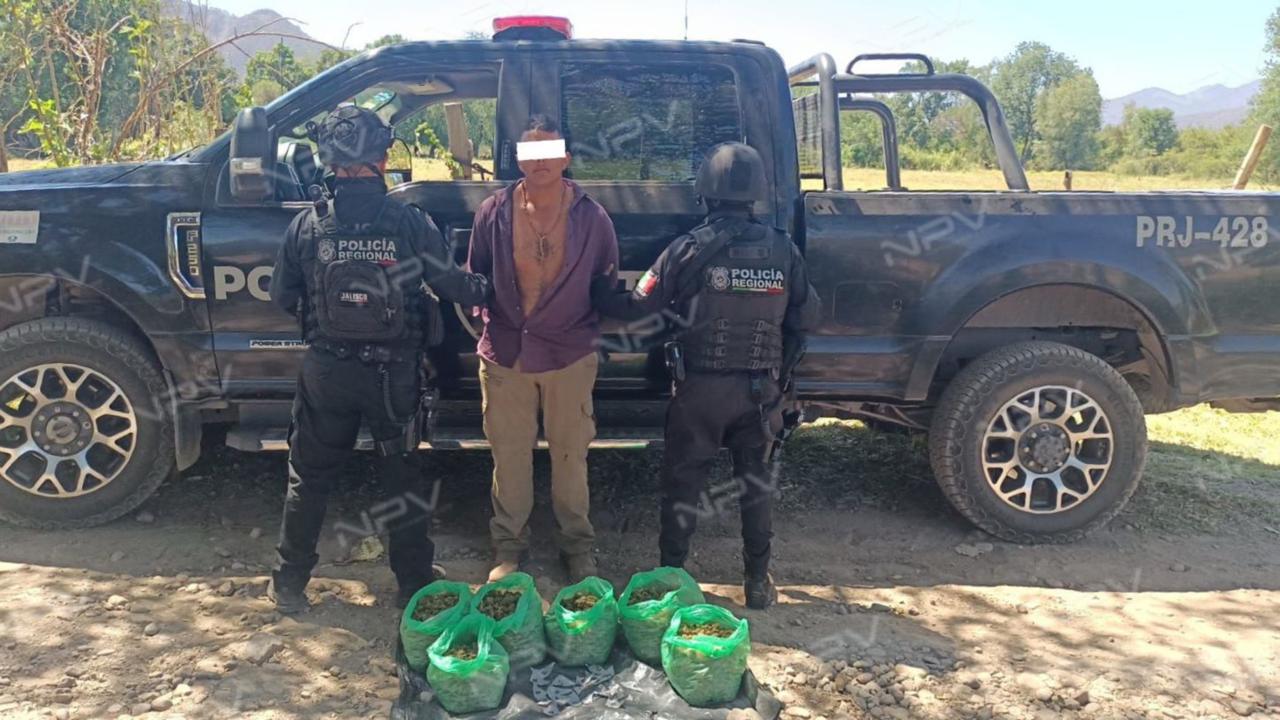 Detienen a individuo con drogas al intentar escapar de la policía en Mascota