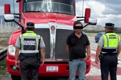 La Guardia Nacional detiene a camionero transportando 66,000 litros de combustible ilegal